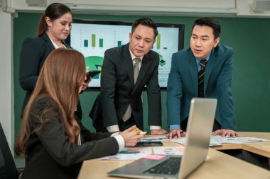 Kendine güveni yüksek modern Asyalı işadamı şirkette profesyonel bir planlama toplantısı yaparak uyumlu bir takım olarak çalışmaya kendini adadı.