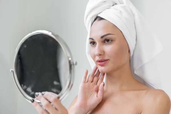 Beauty Loving Woman Wearing Towel Healthy Smooth Body Looking Mirror — Stock Photo, Image