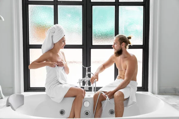Mannelijk Vrouwelijk Echtpaar Het Dragen Van Handdoeken Tonen Liefde Voor — Stockfoto