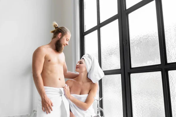 Mannelijk Vrouwelijk Echtpaar Het Dragen Van Handdoeken Tonen Liefde Voor — Stockfoto