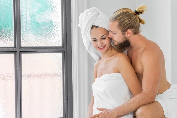 Männer Und Frauen Die Handtücher Tragen Zeigen Einander Liebe Der — Stockfoto
