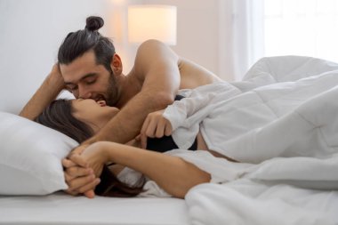 Çift evde birlikte eğleniyor ve evdeki yatak odasındaki yatakta sevişiyor.