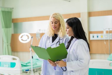 Kadın doktor hastanede.
