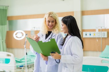 Kadın doktor hastanede.