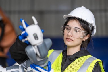 Bir grup kadın mühendis bilgisayar kontrollü çelik kaynaklama robotlarını incelemek için buluşuyor. Provalar ve kullanım için kurulum planı.