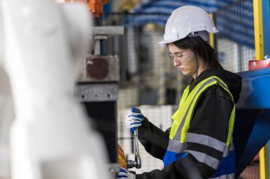 Bir grup kadın mühendis bilgisayar kontrollü çelik kaynaklama robotlarını incelemek için buluşuyor. Provalar ve kullanım için kurulum planı.