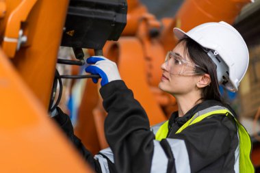 Bir grup kadın mühendis bilgisayar kontrollü çelik kaynaklama robotlarını incelemek için buluşuyor. Provalar ve kullanım için kurulum planı.
