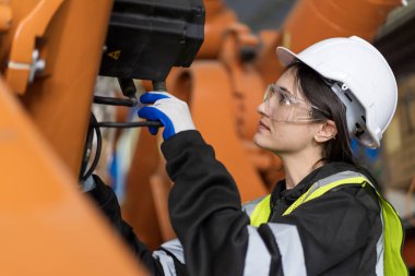 Bir grup kadın mühendis bilgisayar kontrollü çelik kaynaklama robotlarını incelemek için buluşuyor. Provalar ve kullanım için kurulum planı.