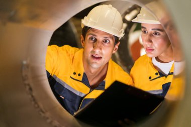 Metal levha fabrikasında yeni nesil mühendisler. Denetmenlerden ya da meslektaşlardan çalışma yöntemleri öğrenme ve kendi başınıza öğrenim görmeniz profesyonelce öğretilmelidir.