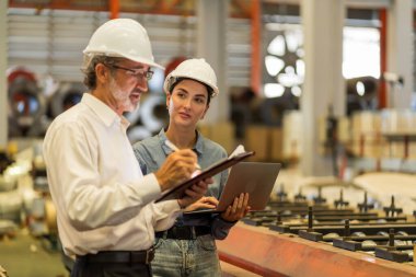 Metal levha fabrikasında yeni nesil mühendisler. Denetmenlerden ya da meslektaşlardan çalışma yöntemleri öğrenme ve kendi başınıza öğrenim görmeniz profesyonelce öğretilmelidir.