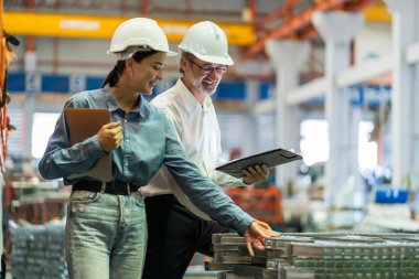 Metal levha fabrikasında yeni nesil mühendisler. Denetmenlerden ya da meslektaşlardan çalışma yöntemleri öğrenme ve kendi başınıza öğrenim görmeniz profesyonelce öğretilmelidir.