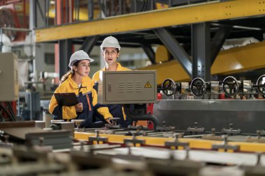 Metal levha fabrikasında yeni nesil mühendisler. Denetmenlerden ya da meslektaşlardan çalışma yöntemleri öğrenme ve kendi başınıza öğrenim görmeniz profesyonelce öğretilmelidir.