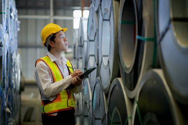 Metal levha fabrikasında yeni nesil mühendisler. Denetmenlerden ya da meslektaşlardan çalışma yöntemleri öğrenme ve kendi başınıza öğrenim görmeniz profesyonelce öğretilmelidir.