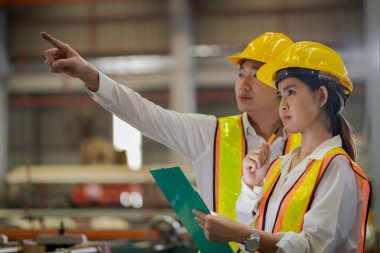 Metal levha fabrikasında yeni nesil mühendisler. Denetmenlerden ya da meslektaşlardan çalışma yöntemleri öğrenme ve kendi başınıza öğrenim görmeniz profesyonelce öğretilmelidir.