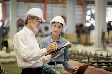 Metal levha fabrikasında yeni nesil mühendisler. Denetmenlerden ya da meslektaşlardan çalışma yöntemleri öğrenme ve kendi başınıza öğrenim görmeniz profesyonelce öğretilmelidir.