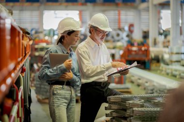 Metal levha fabrikasında yeni nesil mühendisler. Denetmenlerden ya da meslektaşlardan çalışma yöntemleri öğrenme ve kendi başınıza öğrenim görmeniz profesyonelce öğretilmelidir.