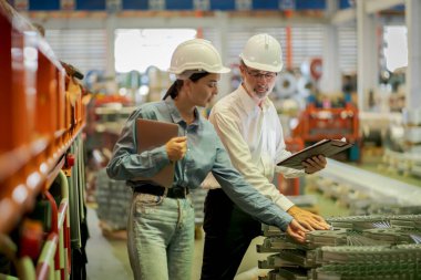 Metal levha fabrikasında yeni nesil mühendisler. Denetmenlerden ya da meslektaşlardan çalışma yöntemleri öğrenme ve kendi başınıza öğrenim görmeniz profesyonelce öğretilmelidir.