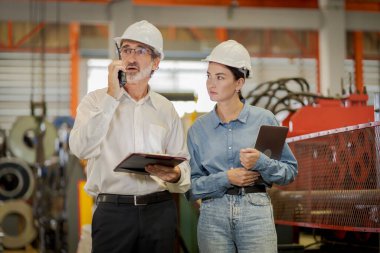 Metal levha fabrikasında yeni nesil mühendisler. Denetmenlerden ya da meslektaşlardan çalışma yöntemleri öğrenme ve kendi başınıza öğrenim görmeniz profesyonelce öğretilmelidir.