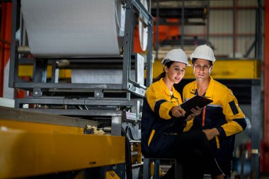 Metal levha fabrikasında yeni nesil mühendisler. Denetmenlerden ya da meslektaşlardan çalışma yöntemleri öğrenme ve kendi başınıza öğrenim görmeniz profesyonelce öğretilmelidir.