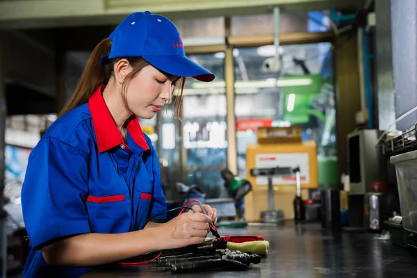 Une Femme Mécanicienne Moteurs Diesel Uniforme Bleu Travaille Garage Inspecter — Photo