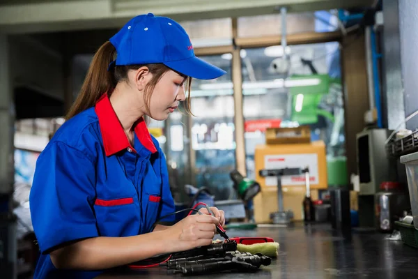 Een Vrouwelijke Dieselmotor Monteur Een Blauw Uniform Werkt Garage Inspecteren — Stockfoto