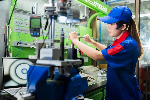 Female Diesel Engine Mechanic Blue Uniform Working Garage Inspect Maintain — Stock Photo, Image
