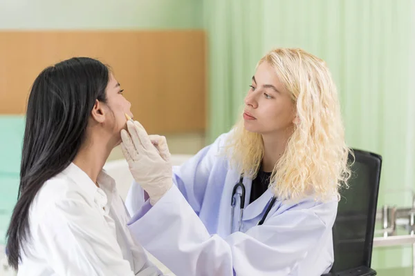 美容整形外科の相談をして美容整形のために顔にボトックス注射をする女性 女性の前での整形手術 — ストック写真
