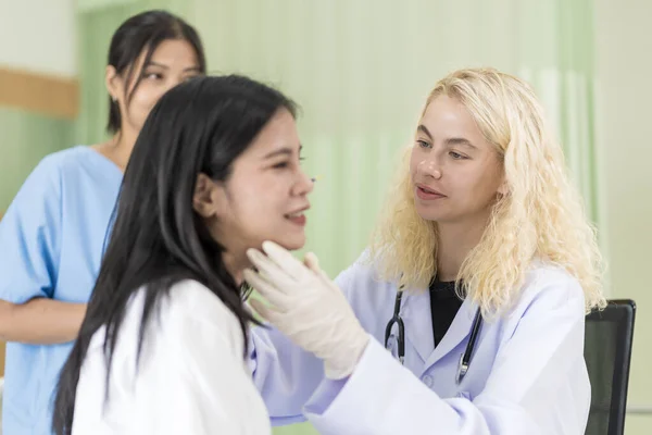 妇女咨询整形外科医生的意见 并在脸上注射肉毒杆菌毒素以进行美容手术 女性面部整形手术 — 图库照片
