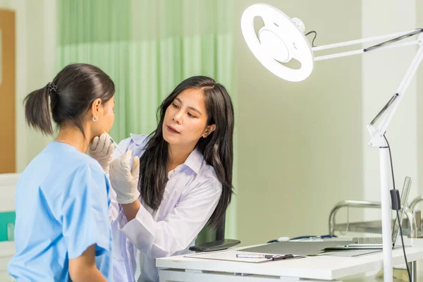 Asian Woman Consulting Cosmetic Surgeon Make Botox Injections Face Beauty — Stock Photo, Image