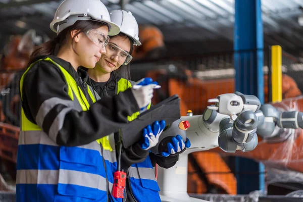 Bir Grup Kadın Mühendis Bilgisayar Kontrollü Çelik Kaynaklama Robotlarını Incelemek — Stok fotoğraf