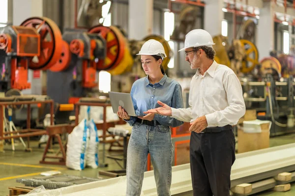 Metal levha fabrikasında yeni nesil mühendisler. Denetmenlerden ya da meslektaşlardan çalışma yöntemleri öğrenme ve kendi başınıza öğrenim görmeniz profesyonelce öğretilmelidir.