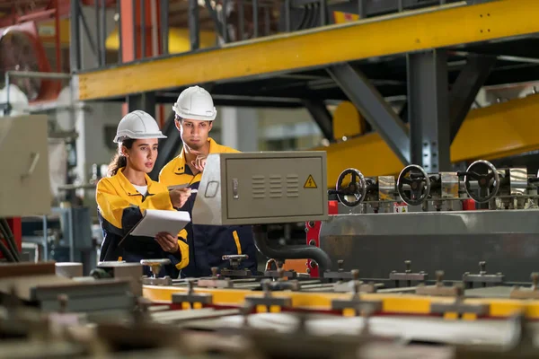 Metal levha fabrikasında yeni nesil mühendisler. Denetmenlerden ya da meslektaşlardan çalışma yöntemleri öğrenme ve kendi başınıza öğrenim görmeniz profesyonelce öğretilmelidir.