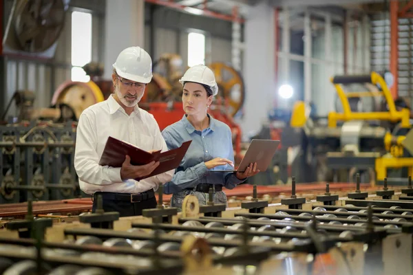 Metal levha fabrikasında yeni nesil mühendisler. Denetmenlerden ya da meslektaşlardan çalışma yöntemleri öğrenme ve kendi başınıza öğrenim görmeniz profesyonelce öğretilmelidir.