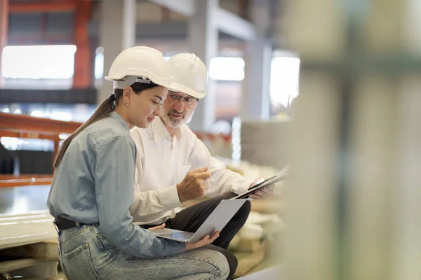 Metal levha fabrikasında yeni nesil mühendisler. Denetmenlerden ya da meslektaşlardan çalışma yöntemleri öğrenme ve kendi başınıza öğrenim görmeniz profesyonelce öğretilmelidir.