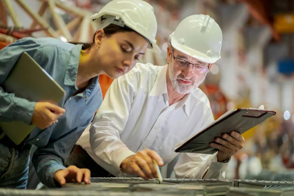 New Generation Engineers Metal Sheet Factory Studying Work Methods Supervisors — Stock Photo, Image