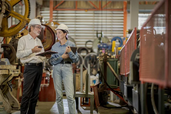 Metal levha fabrikasında yeni nesil mühendisler. Denetmenlerden ya da meslektaşlardan çalışma yöntemleri öğrenme ve kendi başınıza öğrenim görmeniz profesyonelce öğretilmelidir.