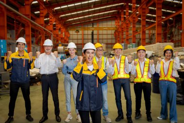 Metal levha fabrikasında yeni nesil mühendisler. Denetmenlerden ya da meslektaşlardan çalışma yöntemleri öğrenme ve kendi başınıza öğrenim görmeniz profesyonelce öğretilmelidir.