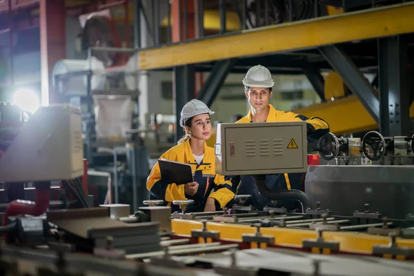 Eine Neue Generation Von Ingenieuren Einer Blechfabrik Arbeitsmethoden Von Vorgesetzten — Stockfoto