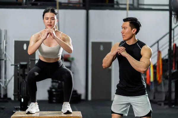 아시아 남녀들은 튼튼하고 건강하며 운동하기를 합니다 체육관에서 운동을 있습니다 — 스톡 사진