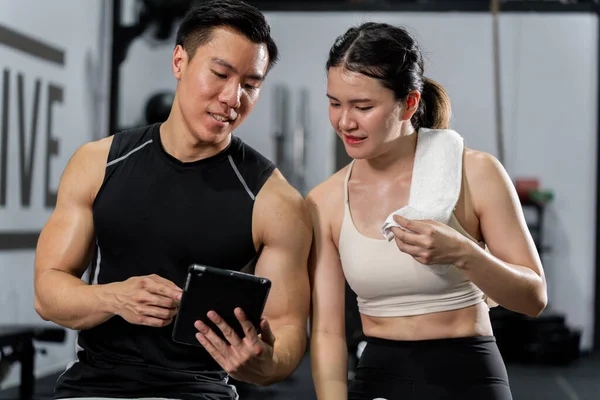 아시아 남녀들은 튼튼하고 건강하며 운동하기를 합니다 체육관에서 운동을 있습니다 — 스톡 사진