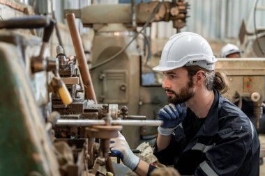 Mühendislerden oluşan bir ekip, sürekli kullanılabilsinler diye fabrikada eski makinelerin bakımını ve bakımını üstleniyor..