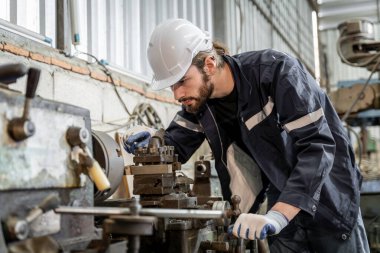 Mühendislerden oluşan bir ekip, sürekli kullanılabilsinler diye fabrikada eski makinelerin bakımını ve bakımını üstleniyor..
