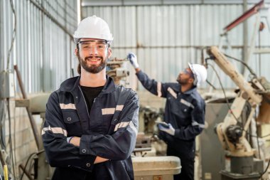 Mühendislerden oluşan bir ekip, sürekli kullanılabilsinler diye fabrikada eski makinelerin bakımını ve bakımını üstleniyor..