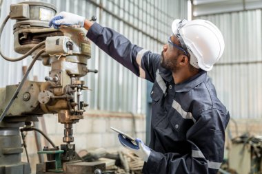 Mühendislerden oluşan bir ekip, sürekli kullanılabilsinler diye fabrikada eski makinelerin bakımını ve bakımını üstleniyor..