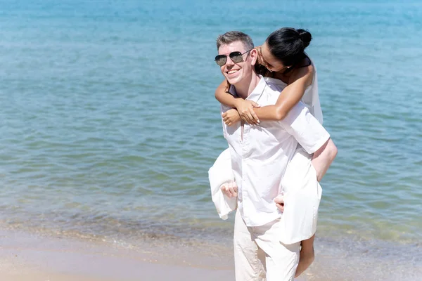 Paio Uomini Donne Diverse Nazionalità Vanno Spiaggia Camminano Felici Sulla — Foto Stock