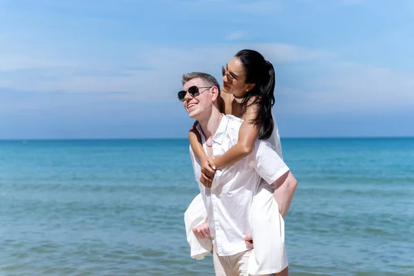 Paio Uomini Donne Diverse Nazionalità Vanno Spiaggia Camminano Felici Sulla — Foto Stock