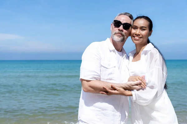 一对来自不同国籍的夫妇一起去海滩 愉快地在海滩上散步 暑假期间 — 图库照片