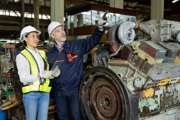 Bir Işadamı Eski Bir Fabrikada Çalışan Işçinin Çalışmalarını Tren Motorlarını — Stok fotoğraf