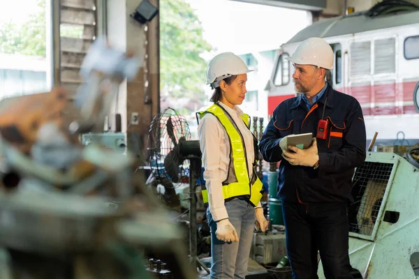 Business Man Inspects Work Site Worker Old Factory Rehearsing Train — Stock Photo, Image