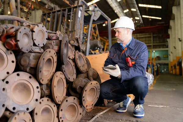 Ingeniero Fábrica Máquinas Está Inspeccionando Las Máquinas Fábrica Con Una —  Fotos de Stock